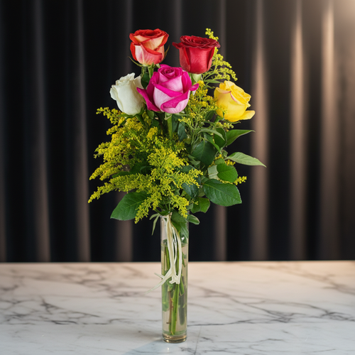 Ramo de rosas de colores en jarrón de cristal