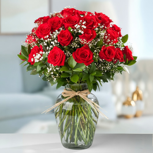 Ramo de rosas rojas en jarrón de cristal