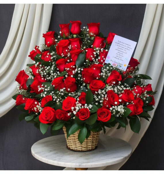 Arreglo de rosas rojas en canasta de mimbre