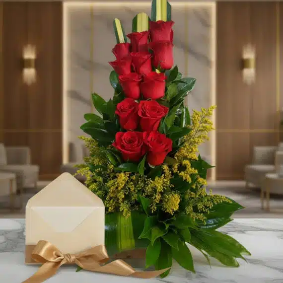 Arreglo floral 'Pensando en Ti' con rosas rojas vibrantes, follaje verde exuberante y flores amarillas, sobre una superficie