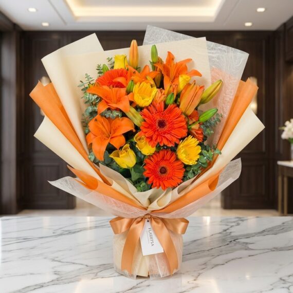 Bouquet LIRICA: Lirios Naranja y Rosas Amarillas, Elegancia Floral Bouquet LIRICA con lirios naranjas vibrantes, rosas amarillas abiertas y gerberas rojas, envuelto en papel coreano elegante s